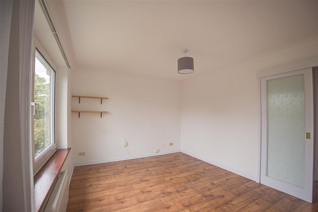 Property photo 3 of 8 Lounge