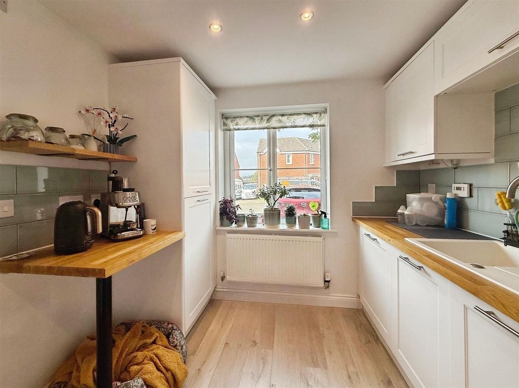 Property photo 3 of 19 Kitchen