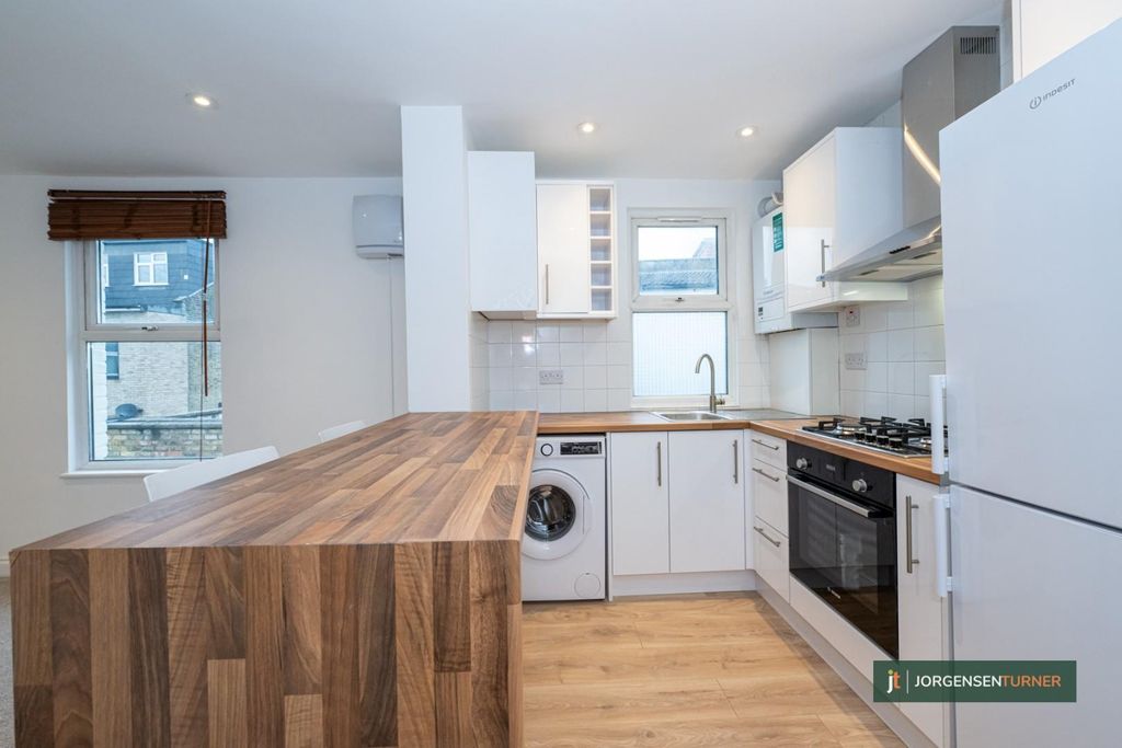 Property photo 2 of 11 South Ealing Road Lr - Jt.Jpg