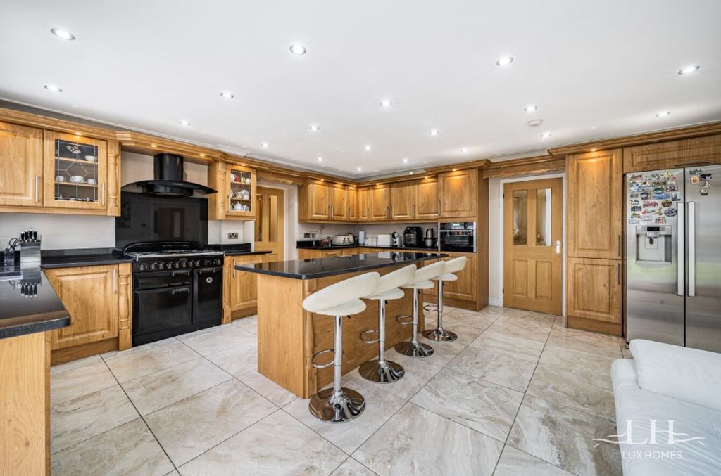 Property photo 2 of 38