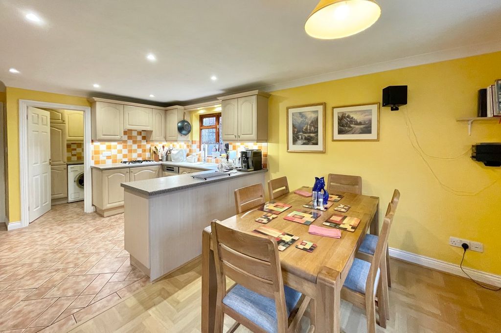 Additional image 4 of 4 bed detached house for saleSycamore Road, Farnborough GU14