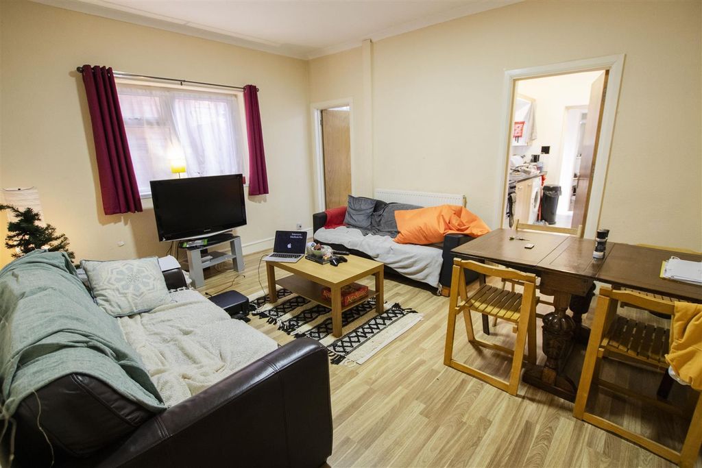 Property photo 3 of 17 Approach