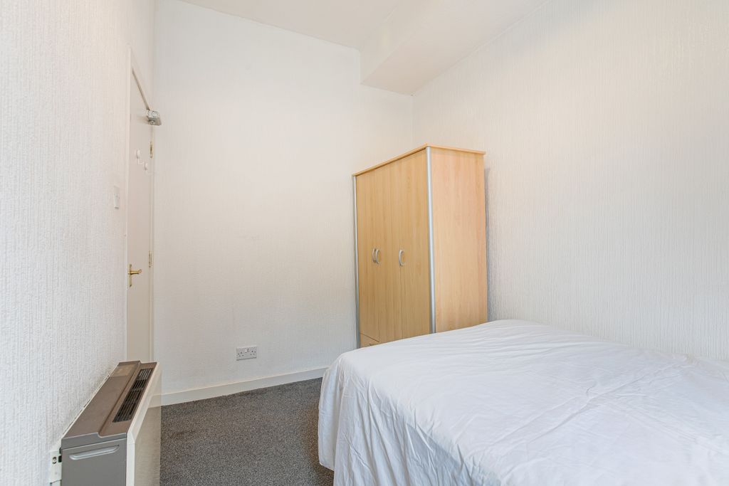 Property photo 3 of 12 Bed1Angle2