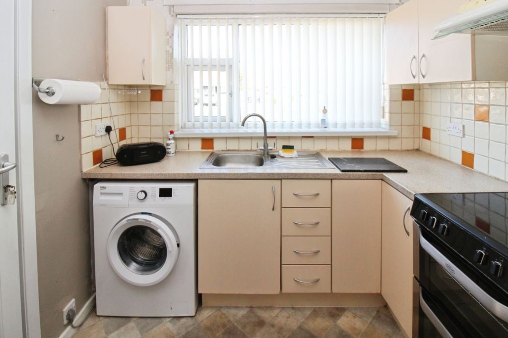 Property photo 3 of 9 Kitchen