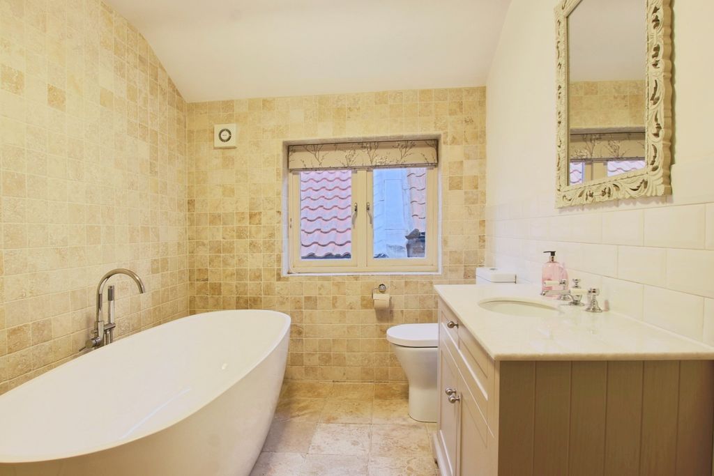 Property photo 3 of 18 4666385