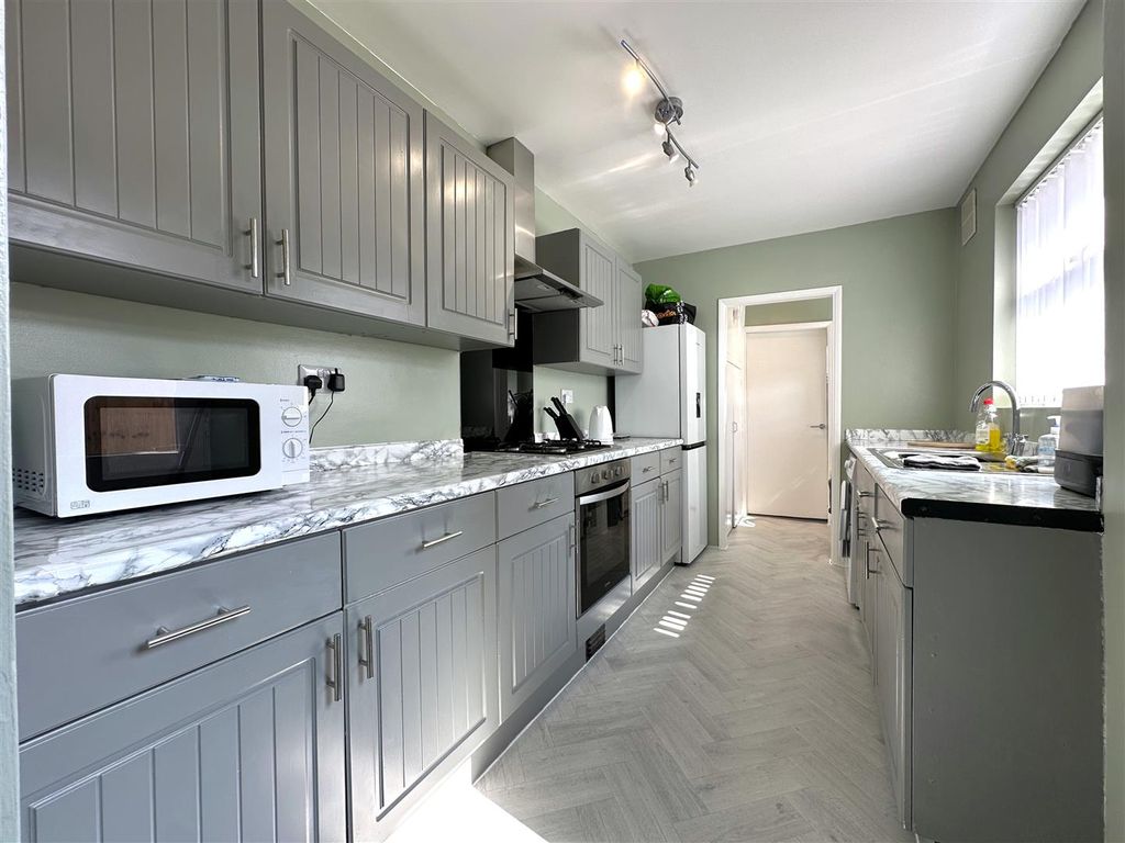 Property photo 2 of 13 Spacious Modern Kitchen 787