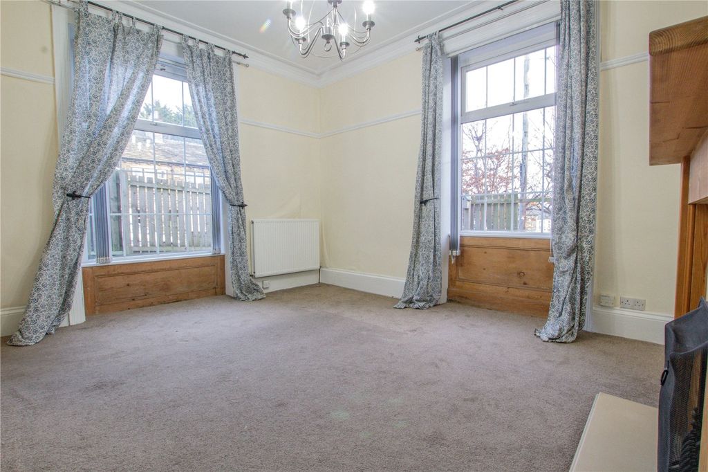 Property photo 3 of 23 Lounge