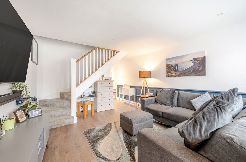 Property photo 2 of 18 1375806-10-690B67...