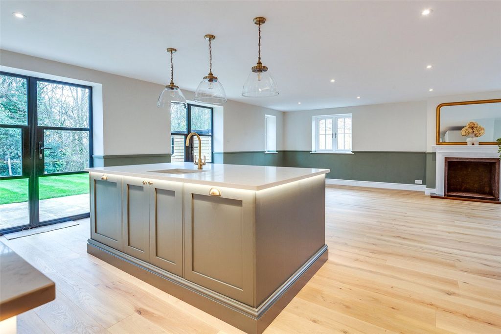 Property photo 2 of 34 Picture No. 14