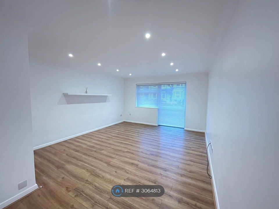 Property photo 1 of 6 Living Room