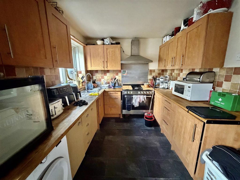 Property photo 2 of 11 Kitchen
