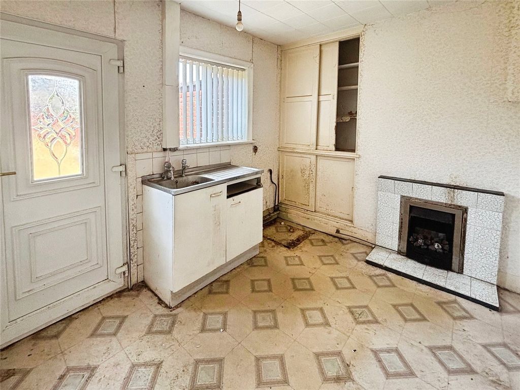 Property photo 3 of 8 Kitchen