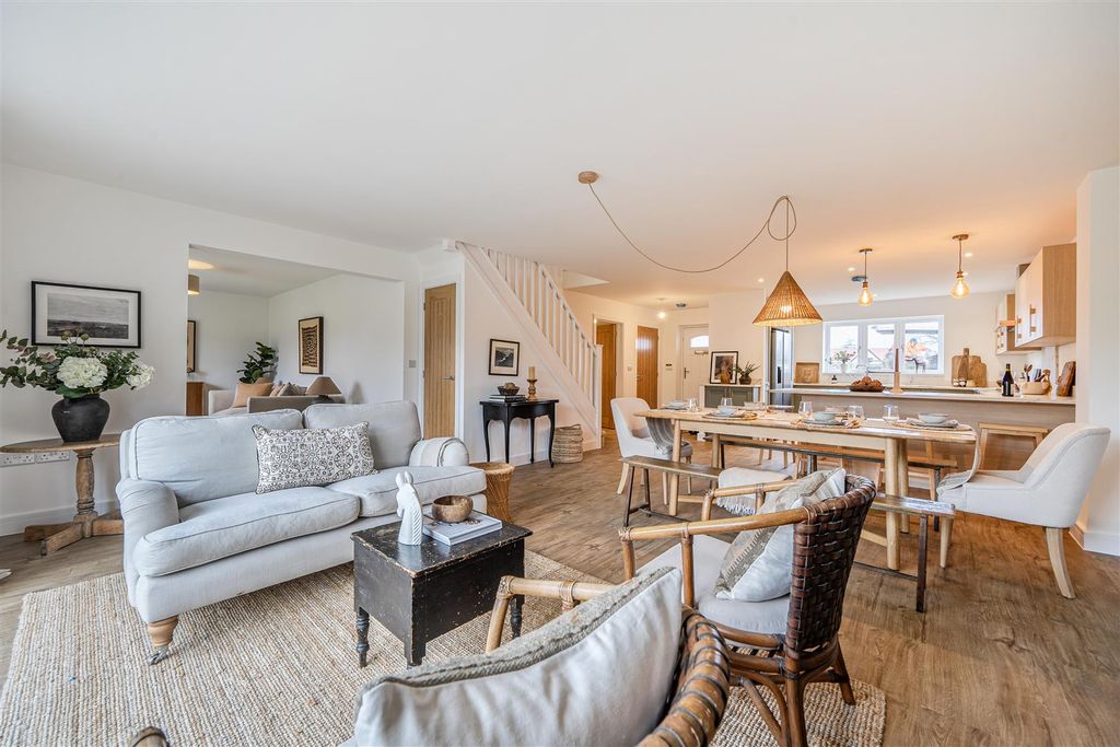 Property photo 1 of 39 Lounge .Jpg