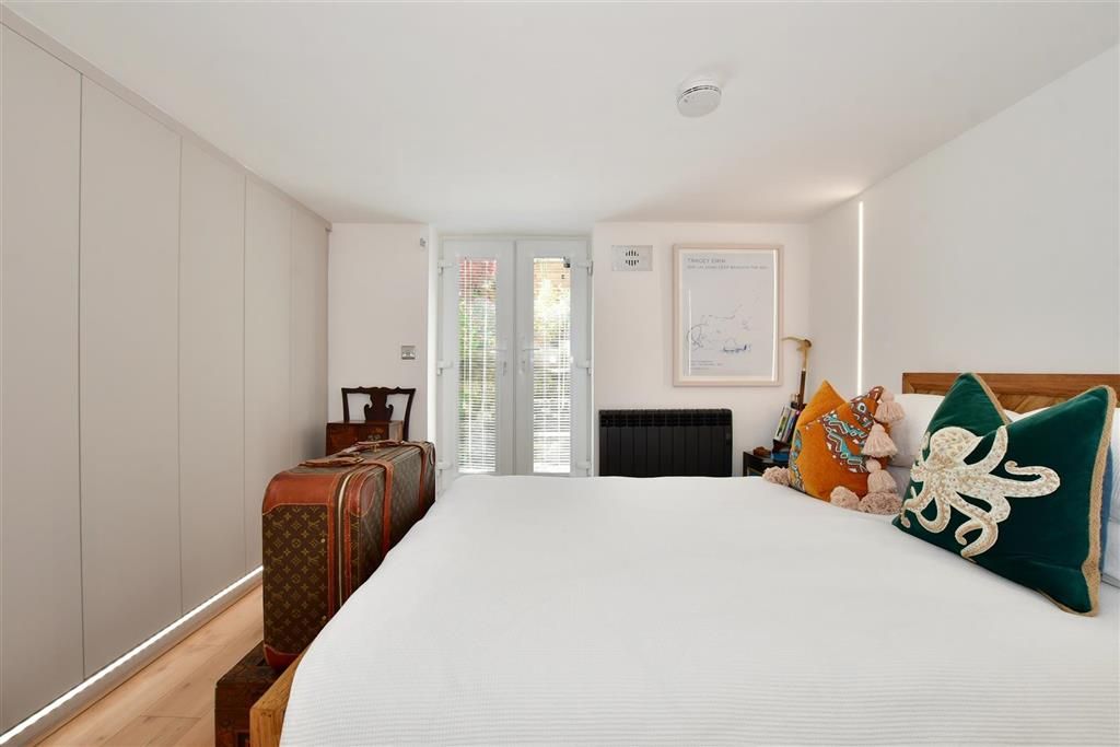 Property photo 1 of 8 Bedroom