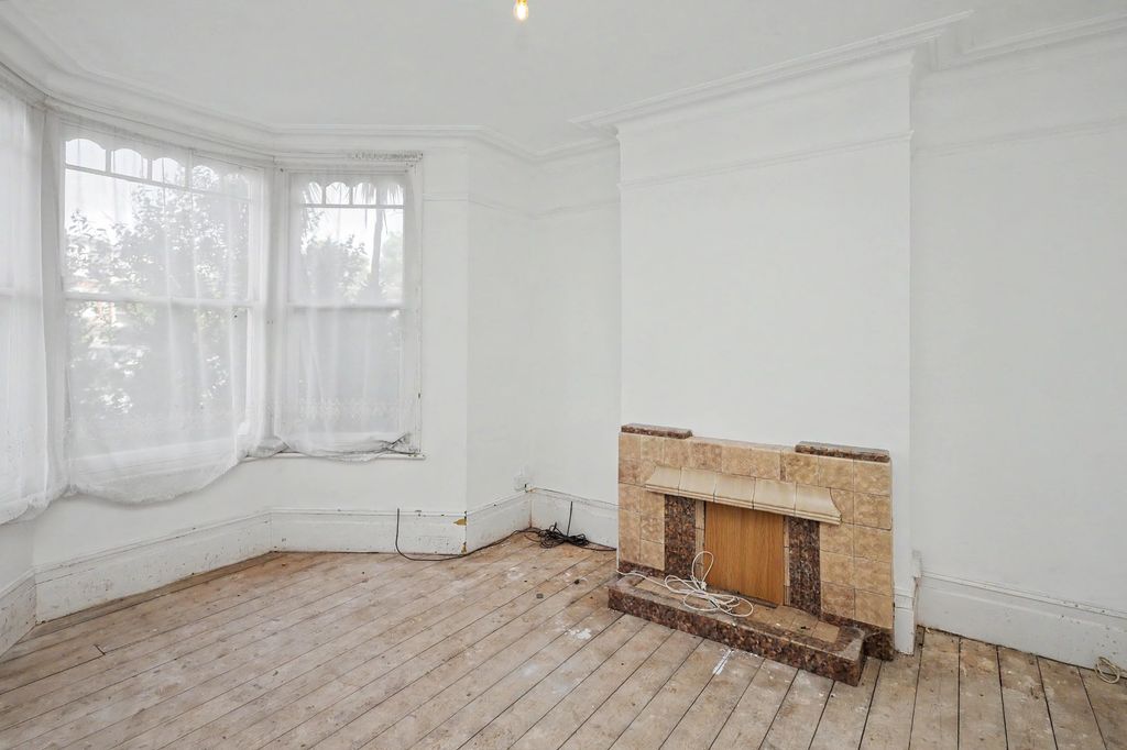 Property photo 3 of 19 15 Netherfield Road, London N12 8Dp