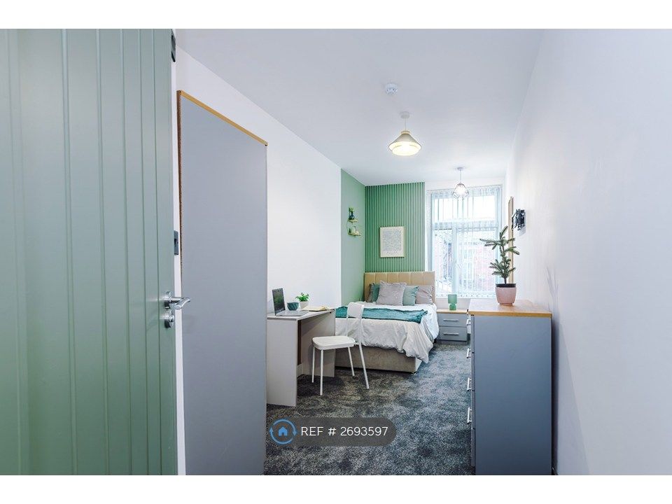 Property photo 1 of 18 Room 4