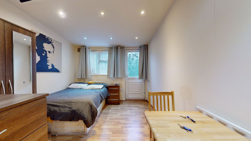Property photo 1 of 9 Bedroom
