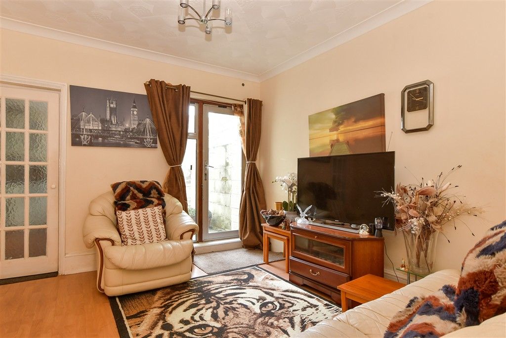 Property photo 3 of 14 Lounge