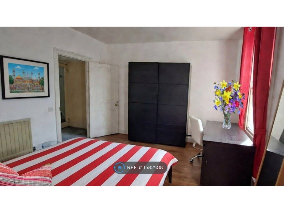 Property photo 2 of 9 Large Room With Plenty Storage