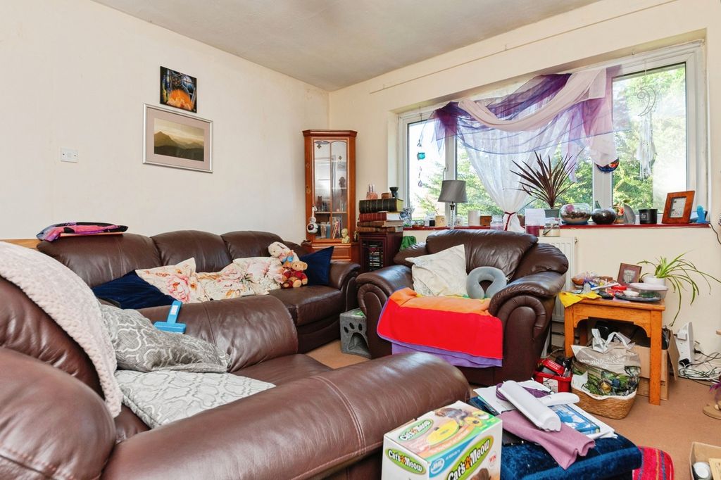 Property photo 3 of 11 Living Room