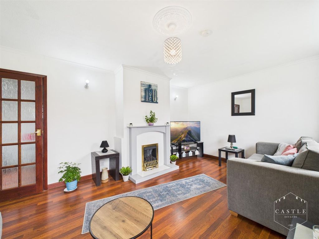 Property photo 3 of 16 Lounge