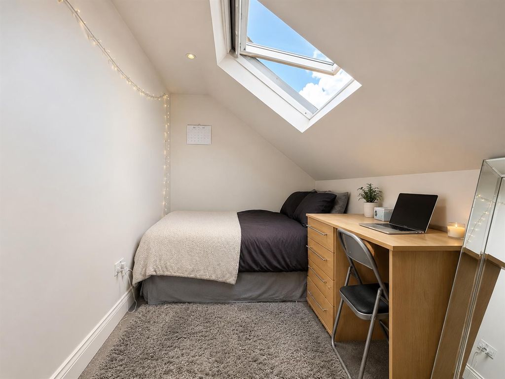 Property photo 1 of 11 Bedroom