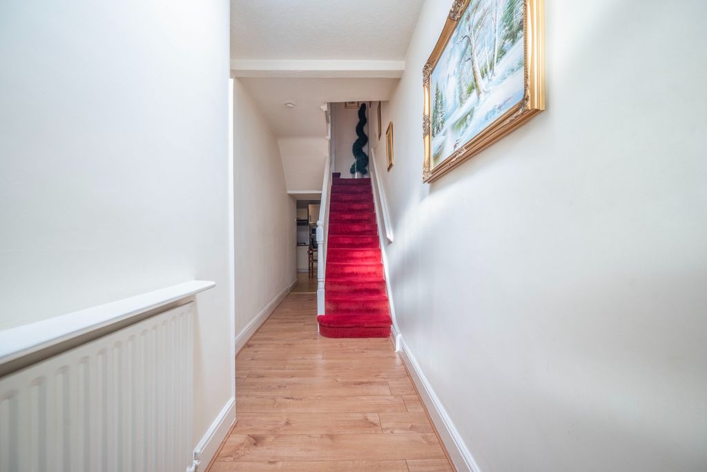 Property photo 2 of 12 4810383