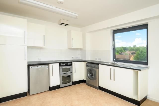 Property photo 3 of 10 Kitchen