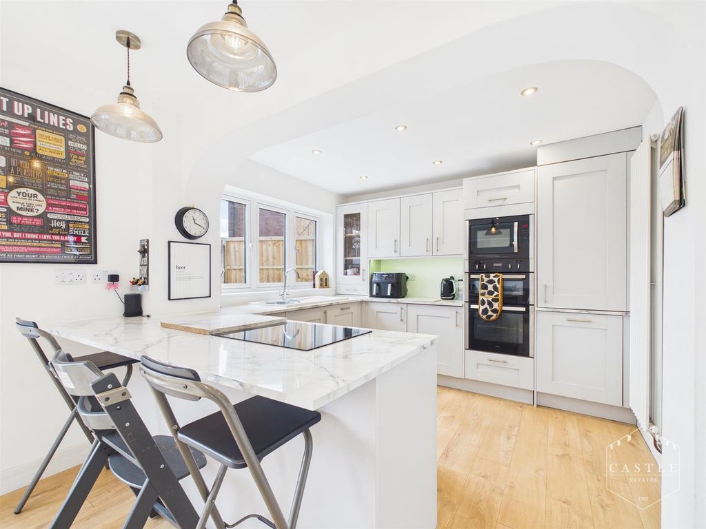 Property photo 3 of 28 Dining Kitchen