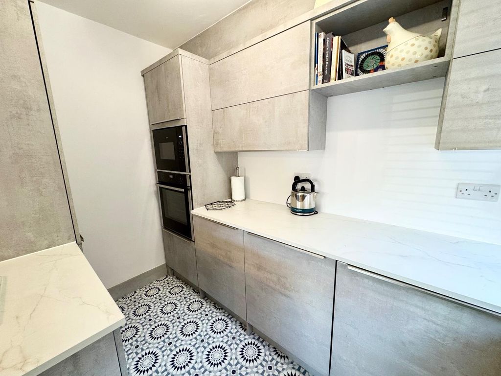 Property photo 2 of 10 Kitchen