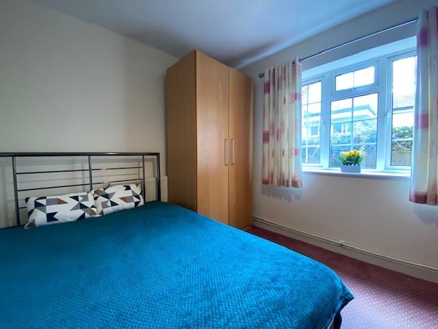 Property photo 1 of 6 Bedroom 1 - 400A Milton Road.Jpg