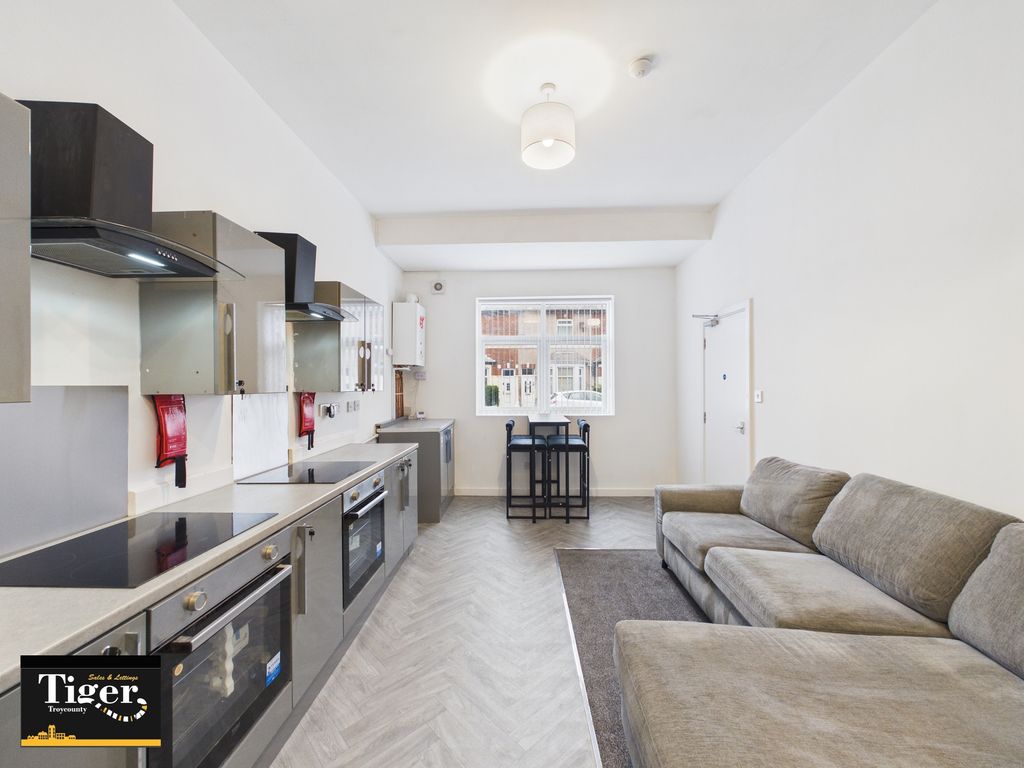 Property photo 3 of 18 Cam03440G0-Pr0520-Still006