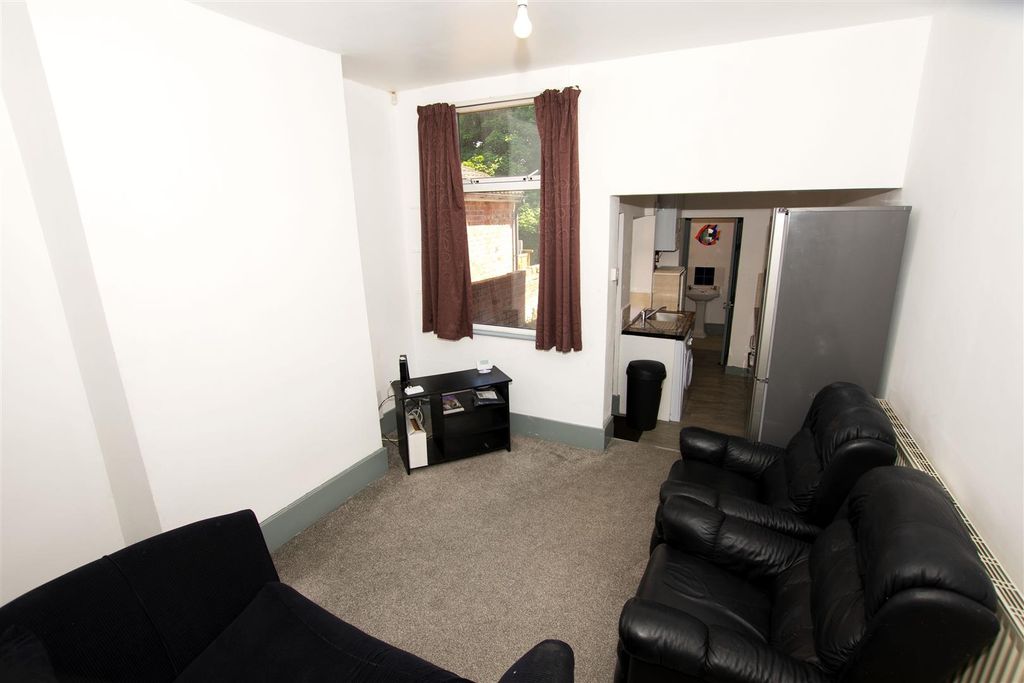 Property photo 3 of 16 Approach