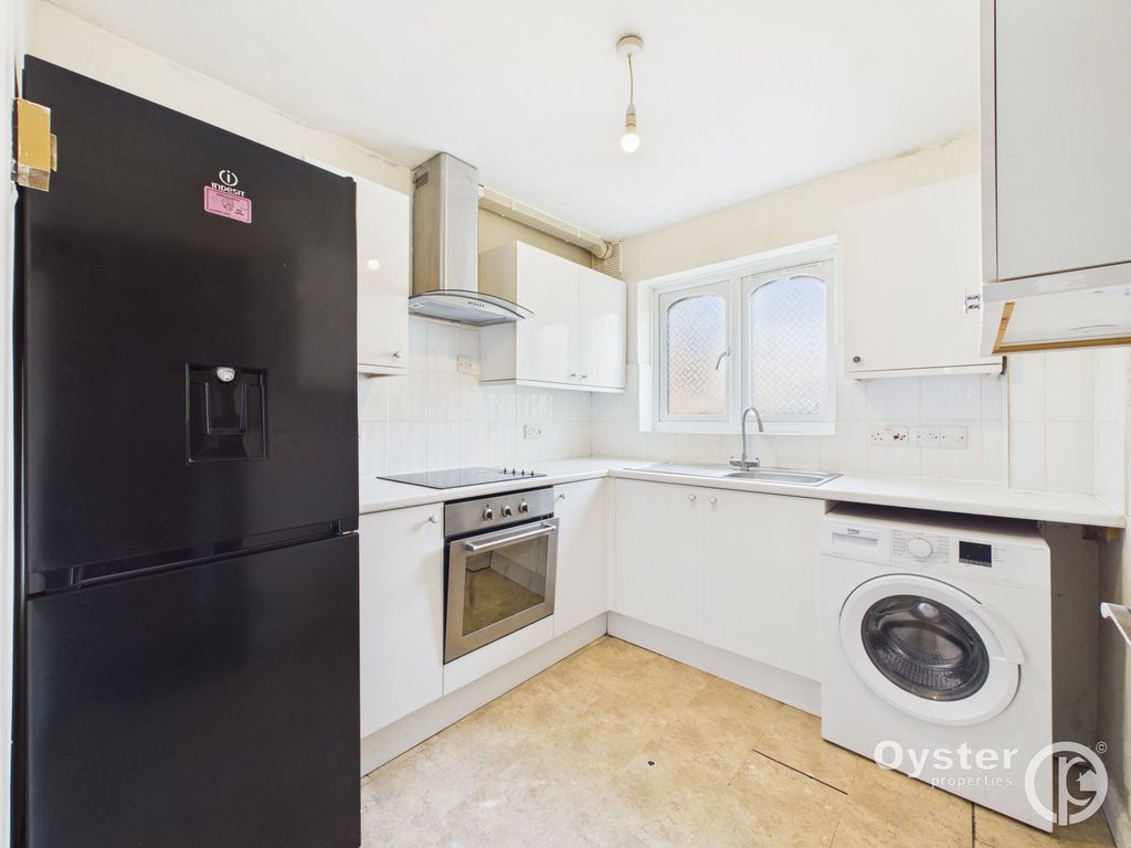 Property photo 3 of 11 Kitchen