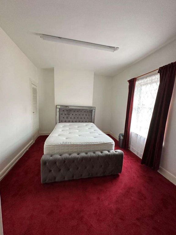 Property photo 2 of 6 Bright Double Bedroom With Plush Velvet Bed Frame...
