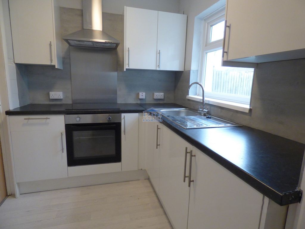 Property photo 2 of 8 Kitchen