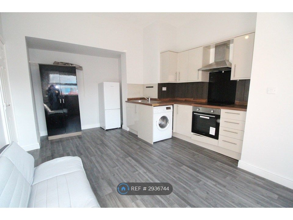 Property photo 1 of 7 Living Space