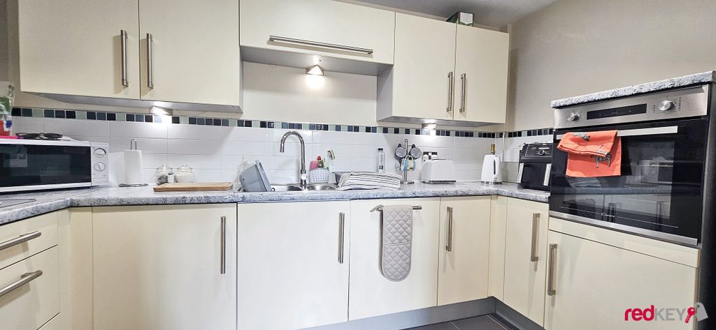Property photo 3 of 10 Kitchen