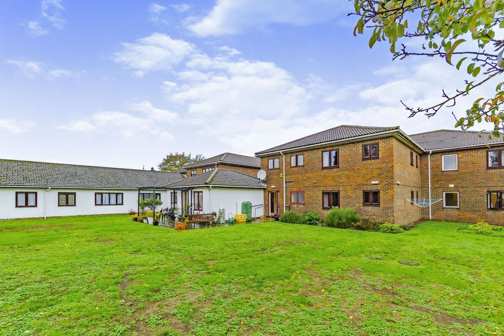 Property photo 2 of 15 Communal Gardens