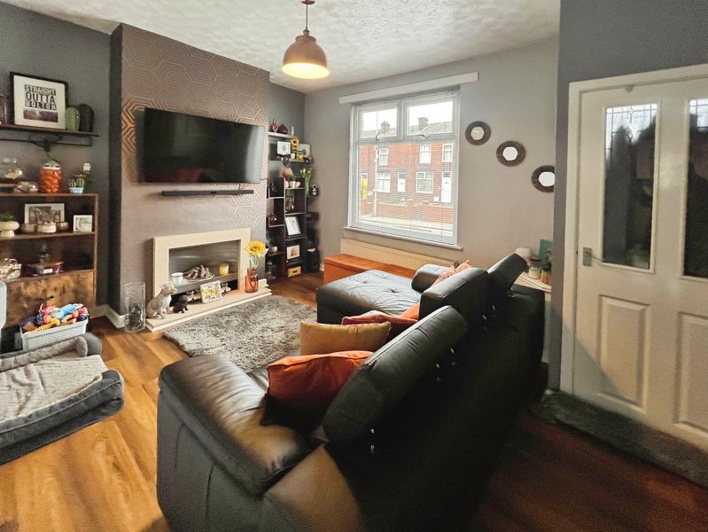 Property photo 3 of 16 Lounge