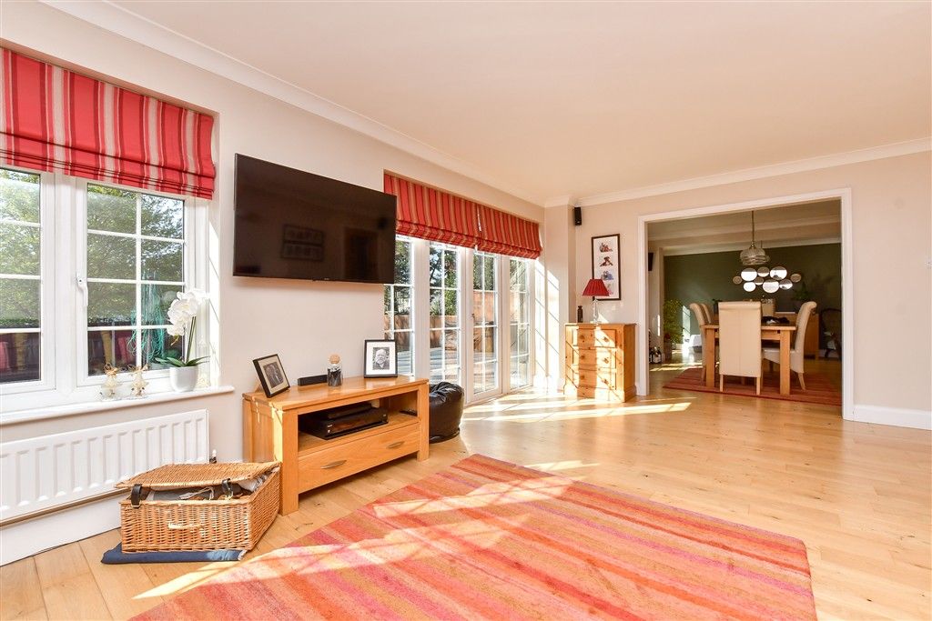 Property photo 3 of 19 Lounge