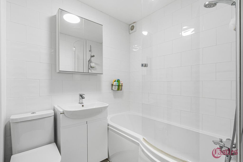 Property photo 3 of 21 Bathroom