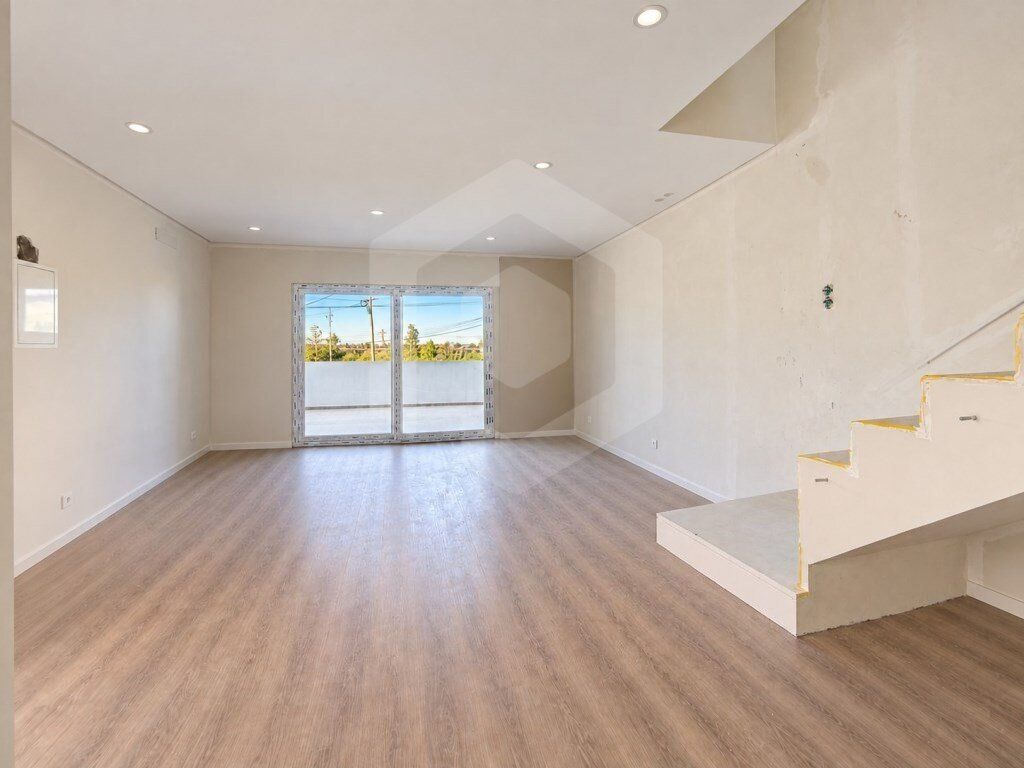Property photo 1 of 21 Semi-Detached M House T3+1 | 2 Suites! Garden Space | Fernão Ferro