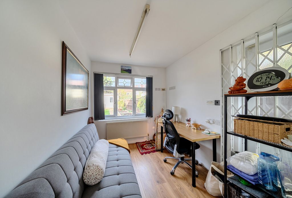 Property photo 3 of 13 1376244-14-690B2B...