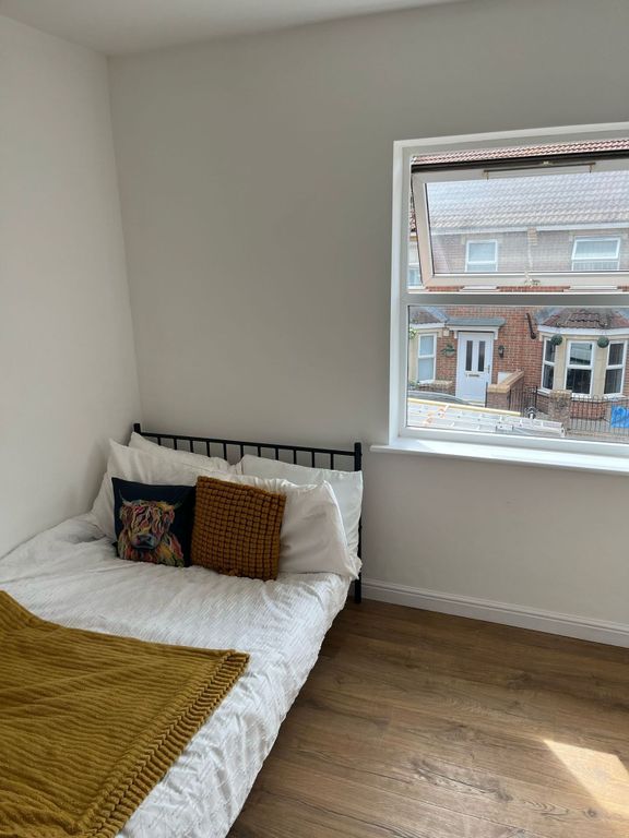 Property photo 3 of 6 A Cozy Single Bedroom Featuring A Comfortable Bed ...