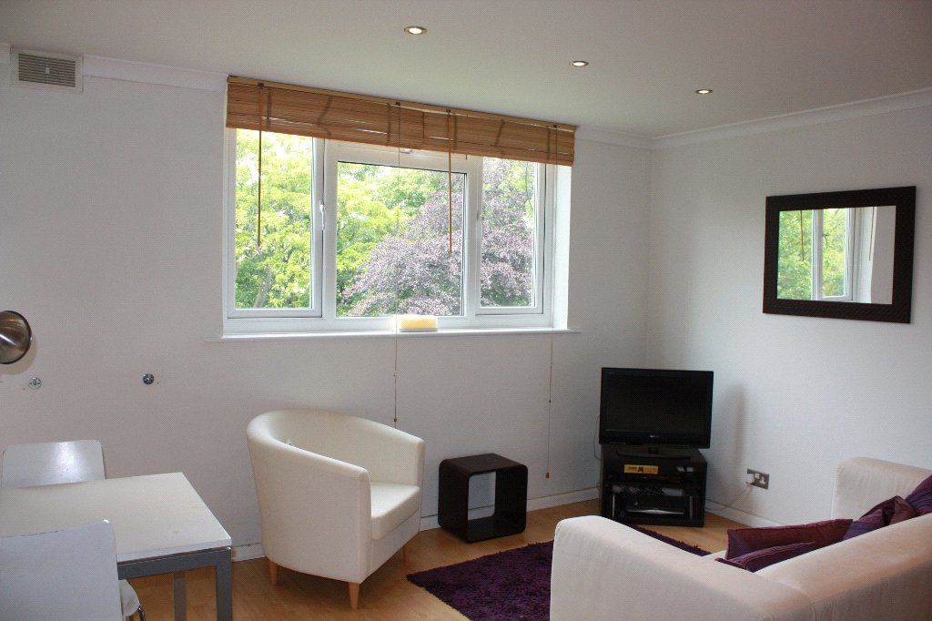 Property photo 3 of 8 Avon Court 34 - liv.