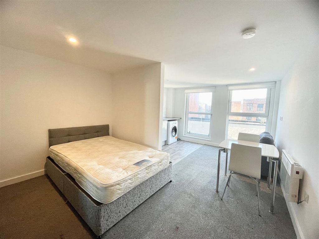 Property photo 1 of 6 Bedroom.Jpg