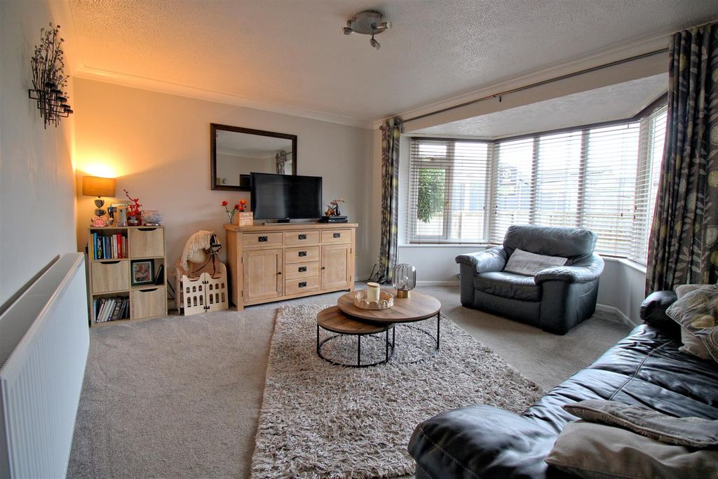 Property photo 2 of 15 Lounge