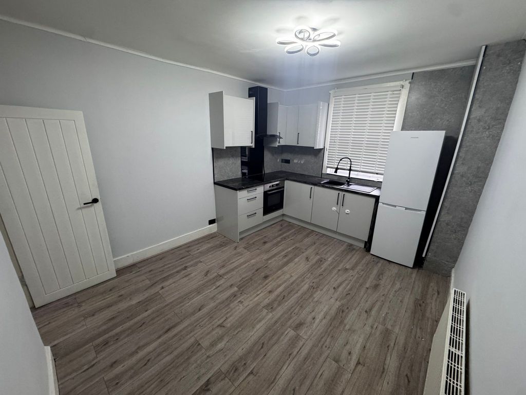Property photo 1 of 8 Spacious Three-Bedroom Flat Â€“ Ideal For Families Or Professional Sharers