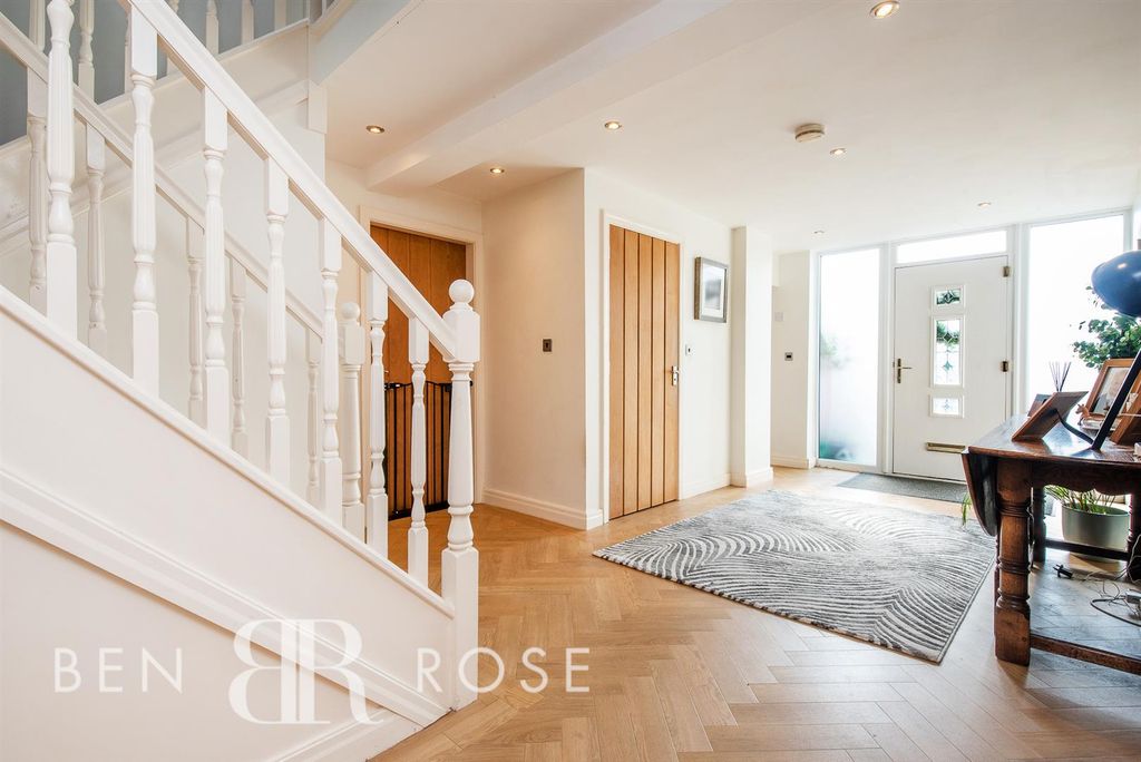 Property photo 3 of 31 Entrance Hall